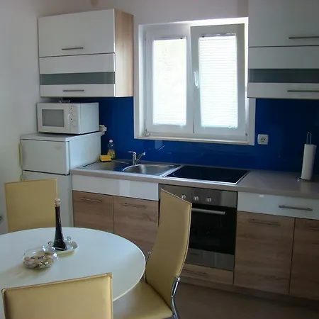 Pinus Apartment Pirovac